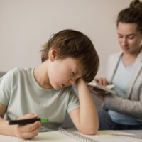 „Túlmozgásos vagy szorong?” – Az ADHD és a szorongás összefüggései gyerekkorban child-being-tired-while-tutored-home